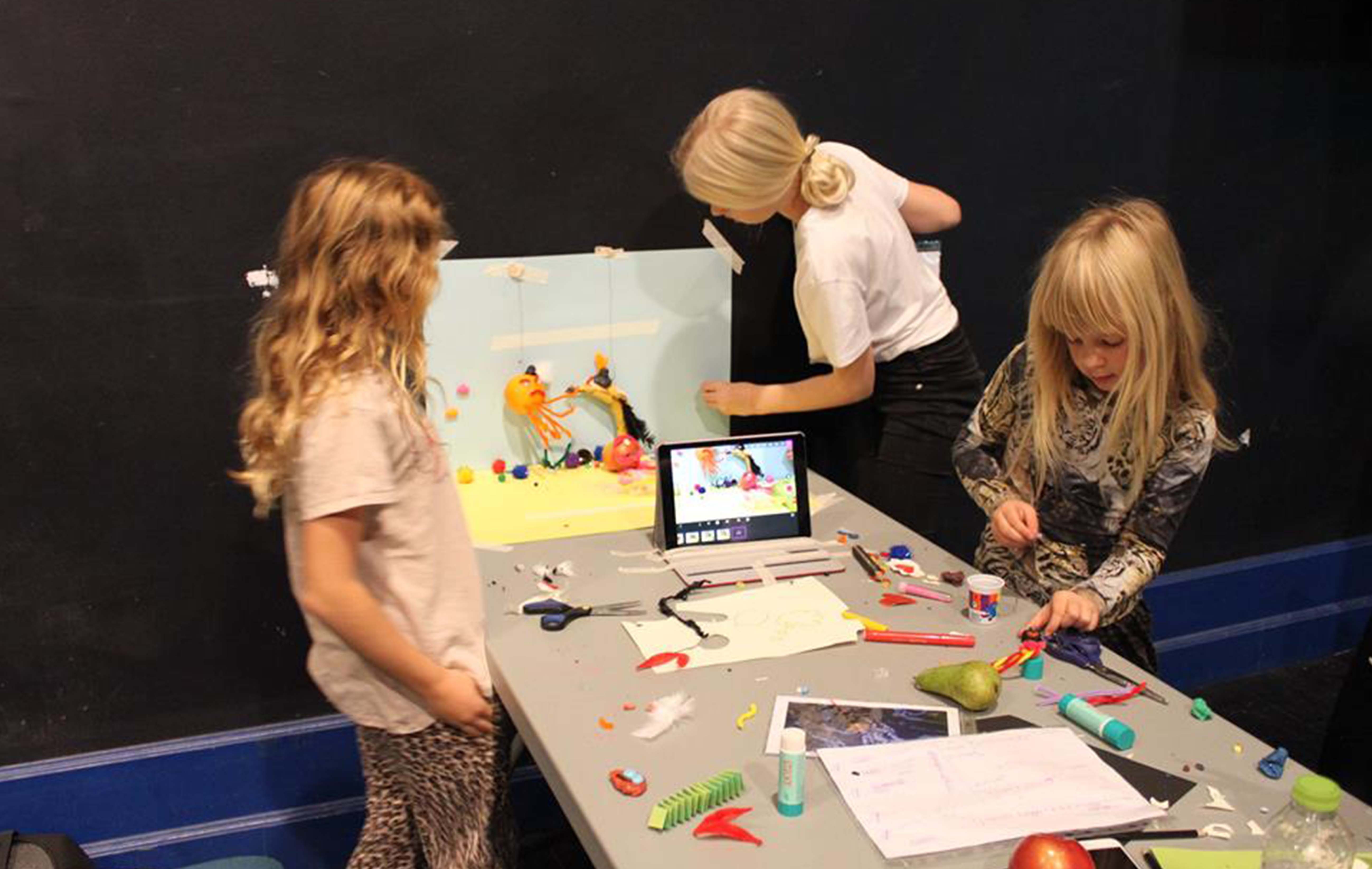 Børn laver en animation film til en stop-motion workshop